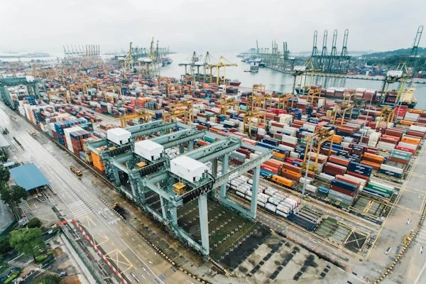 Logística de importaciones calzadas para suministros industriales